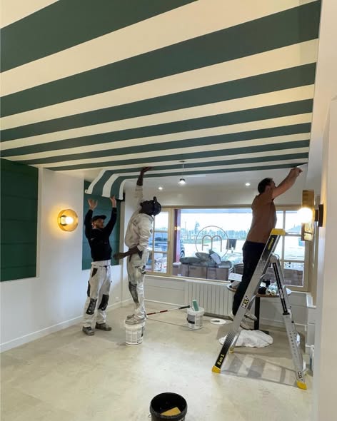 Nos conseils Peintres au travail sur le chantier de rénovation d'un restaurant