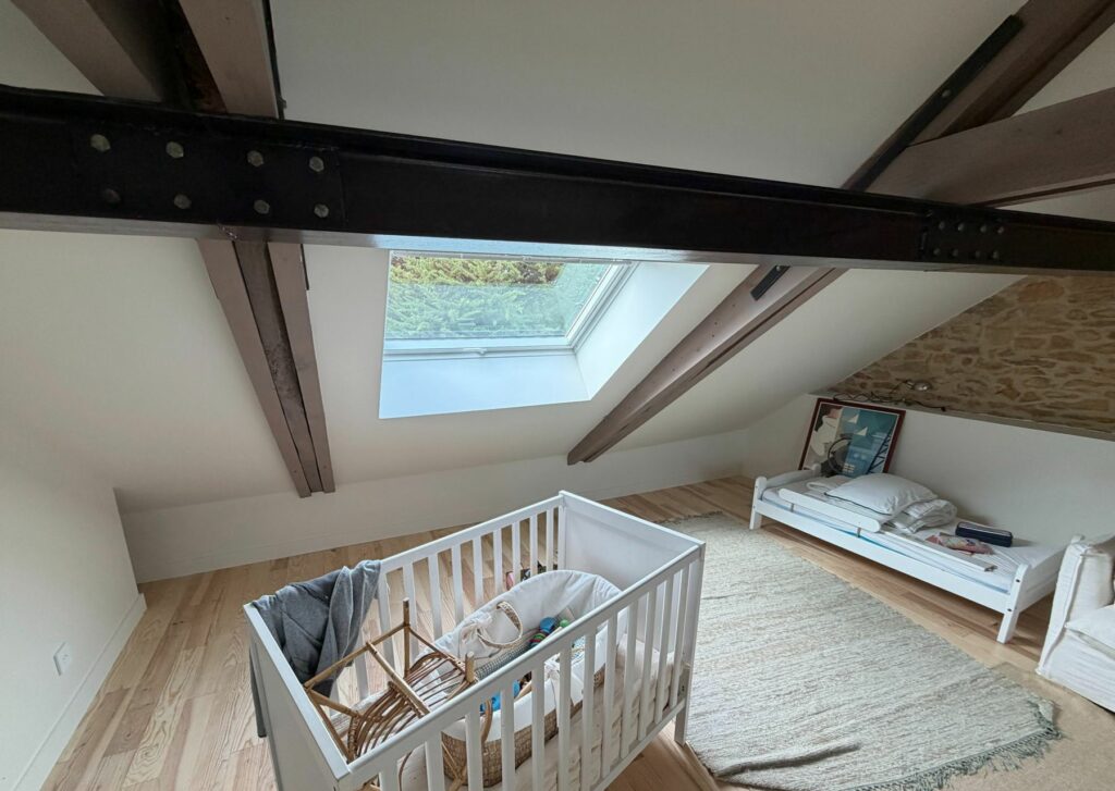 Chambre d’enfant aménagée sous les combles avec fenêtre de toit, Saint-Gildas-de-Rhuys