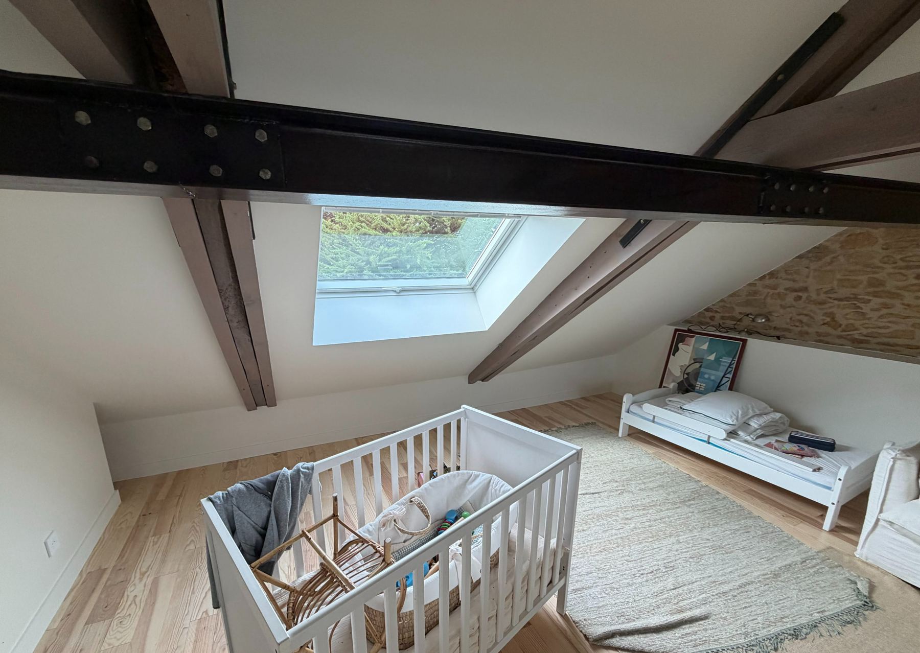 Chambre d’enfant aménagée sous les combles avec fenêtre de toit, Saint-Gildas-de-Rhuys