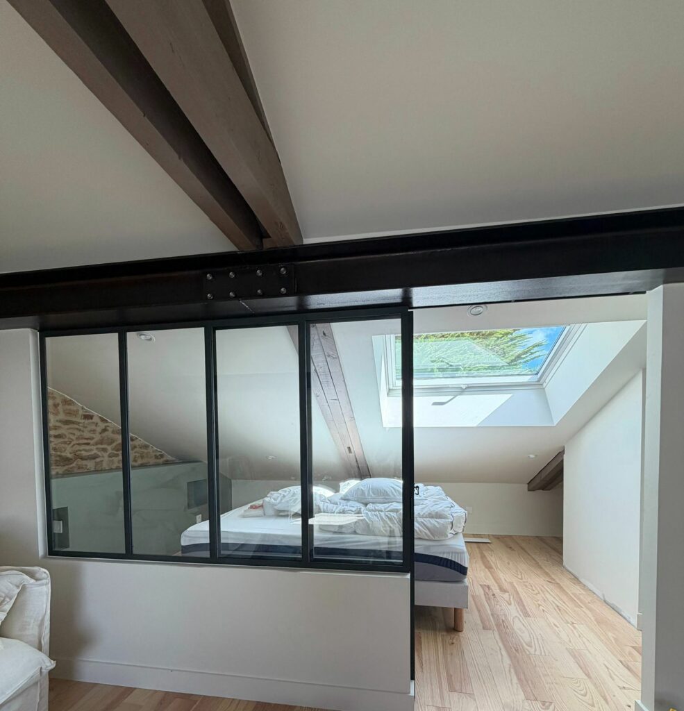 Verrière atelier noire séparant la chambre dans des combles aménagés, presqu’île de Rhuys