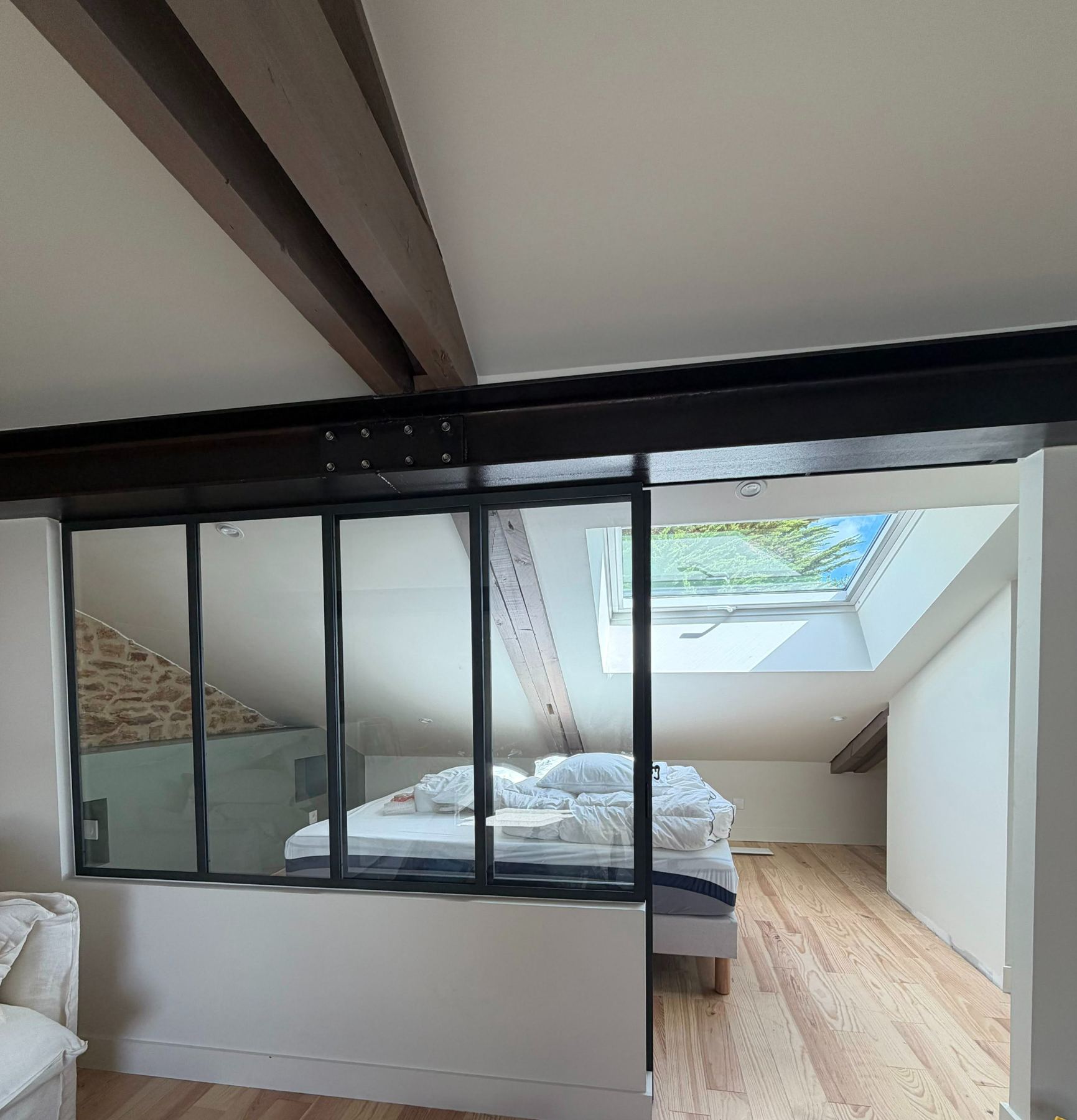 Verrière atelier noire séparant la chambre dans des combles aménagés, presqu’île de Rhuys