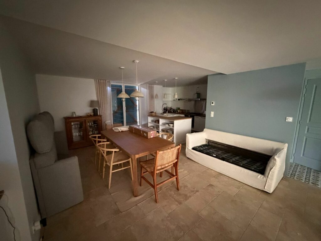 Salle à manger et cuisine ouverte après rénovation